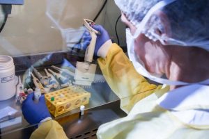 lacenlaboratorio_central_de_saude_publica__esta_realizando_exames_
