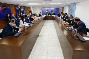 vice-governadora_e_membros_do_forum_parlamentar_