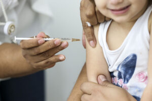País tem dia D de vacinação contra pólio e sarampo