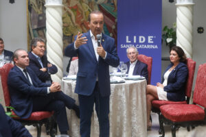 Jorginho Mello recebe lideranças empresariais de Santa Catarina para discutir avanços para o setor