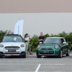 Encontro de carros conversíveis com exposição gratuita